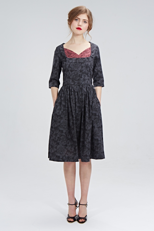 Mrs Pomeranz Платье с квадратным вырезом «Норма Долорес» серое. Коллекция Миссис Померанц «Осень-зима 2015-2016»